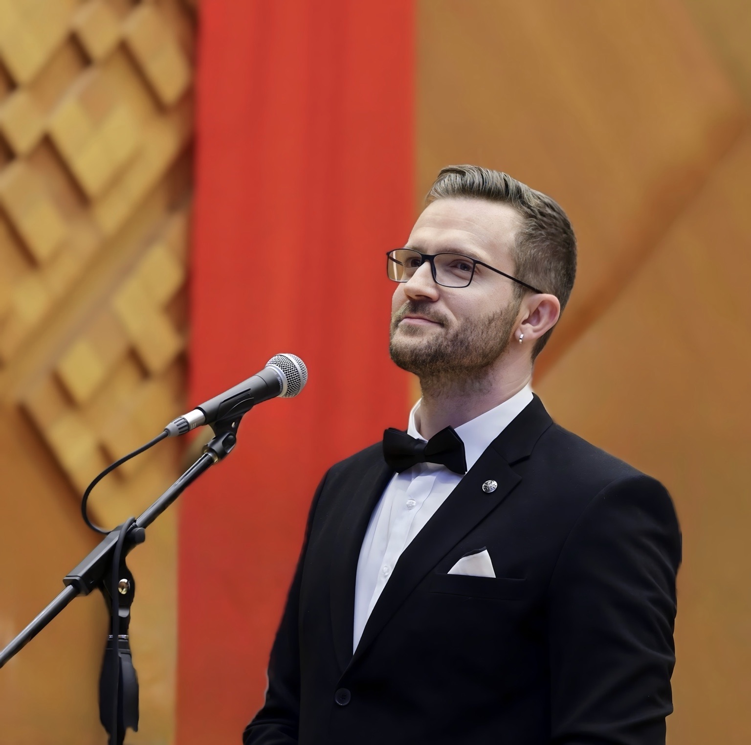 Burak Akgül, elektronik mühendisi ve koro solisti